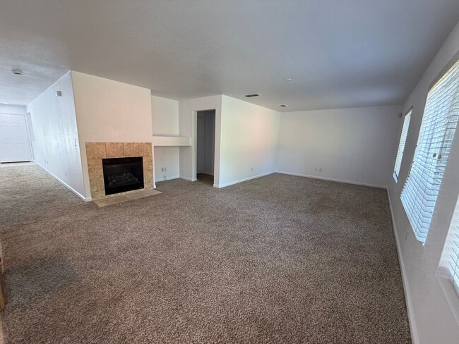 Building Photo - Beautiful Large 4 Bedroom 2.5 Bath Home