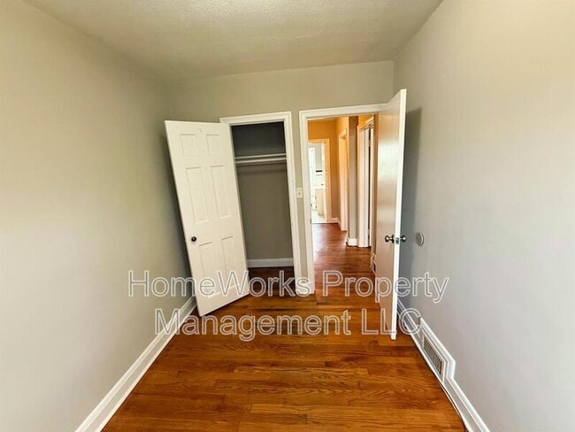 Building Photo - 347 Martingale Ave