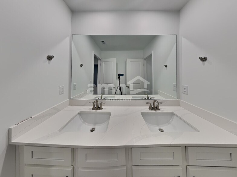 Building Photo - 439 Hickory Pointe Rd