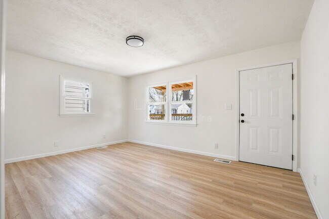 Building Photo - 320 N 36th St