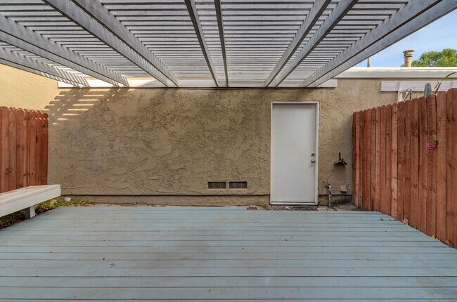 Building Photo - Spacious End-Unit 2 Bed, 2 Bath with Den For Lease in Irvine