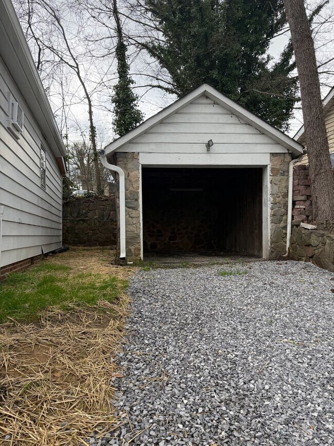 Building Photo - Location!!