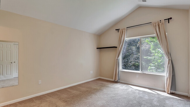 Building Photo - 9817 N Clarendon Ave