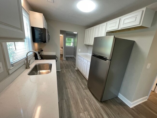 Building Photo - Great Location Private Setting Home For Rent