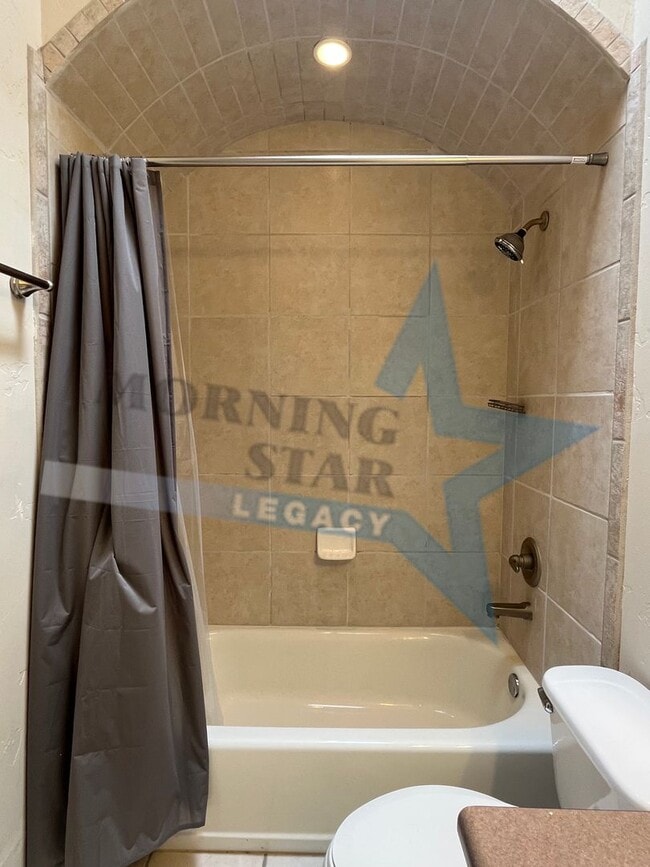 Building Photo - 3 Bedroom Home in Roadrunner Area!