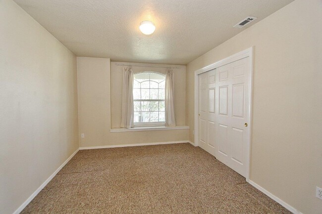 Building Photo - Immaculate Single-Level Home