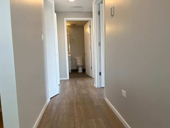 Building Photo - 211 W Scott St