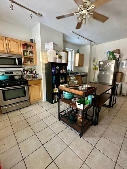 Building Photo - 756 Saratoga St