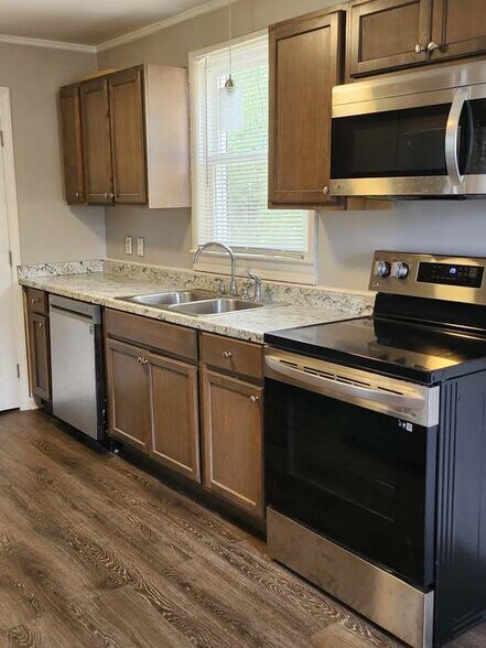Building Photo - 301 Luna Dr