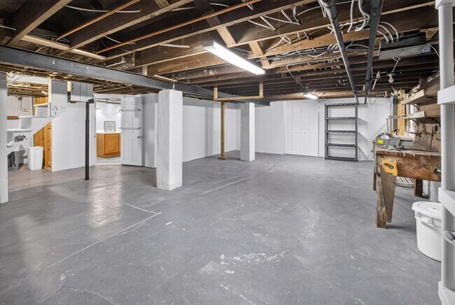 Building Photo - 7013 Maple Ave
