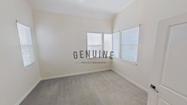 Building Photo - 3Bd 2.5Ba Townhouse w/Rooftop Deck