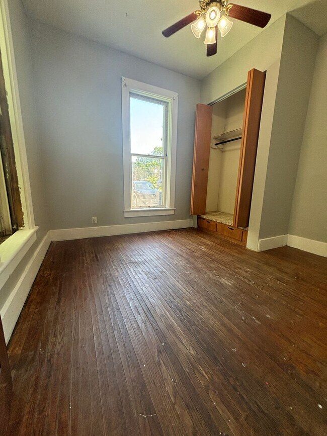 Building Photo - 2bd 1ba duplex available for rent!