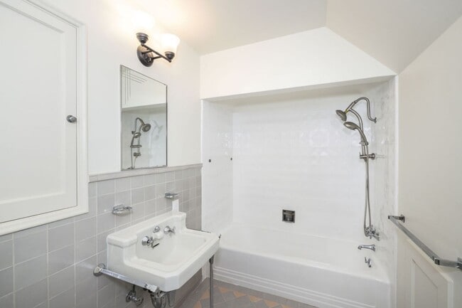 Building Photo - Stately Two Story Home w/ Serene Backyard in Crescent Park