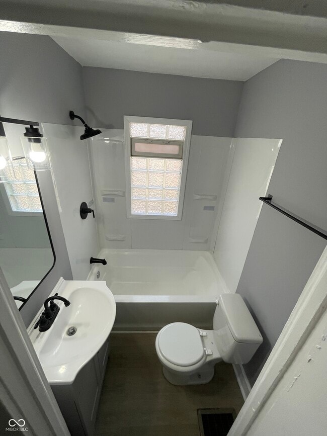 Building Photo - 833 N Emerson Ave