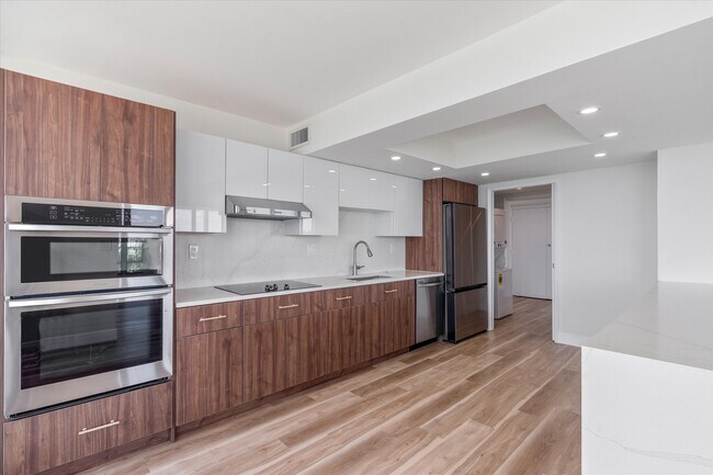 Building Photo - 2100 S Ocean Ln