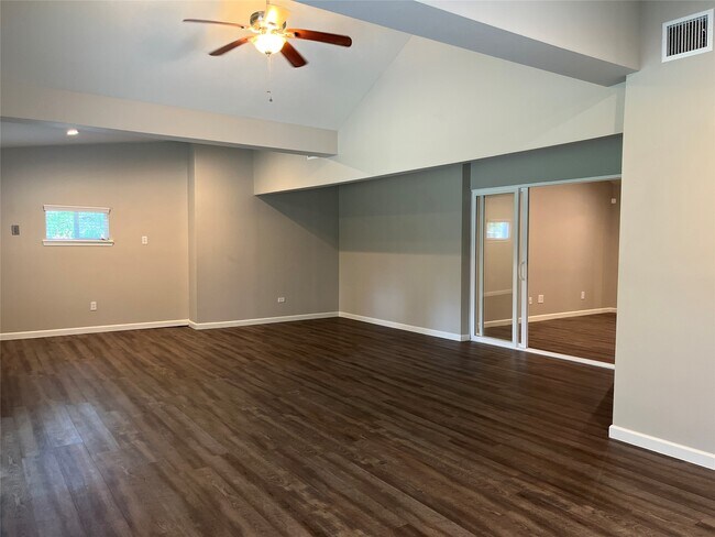 Building Photo - 304 S Shadowbend Dr