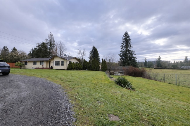 Building Photo - Country Living