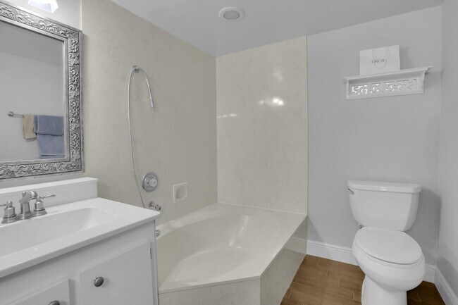 Building Photo - 100 Pelican Pointe Dr