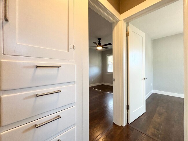 Building Photo - Stunning Remodel Near 9th & 9th!