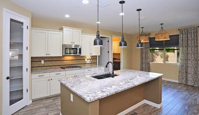 Building Photo - Stunning Executive Home (former model) in ...