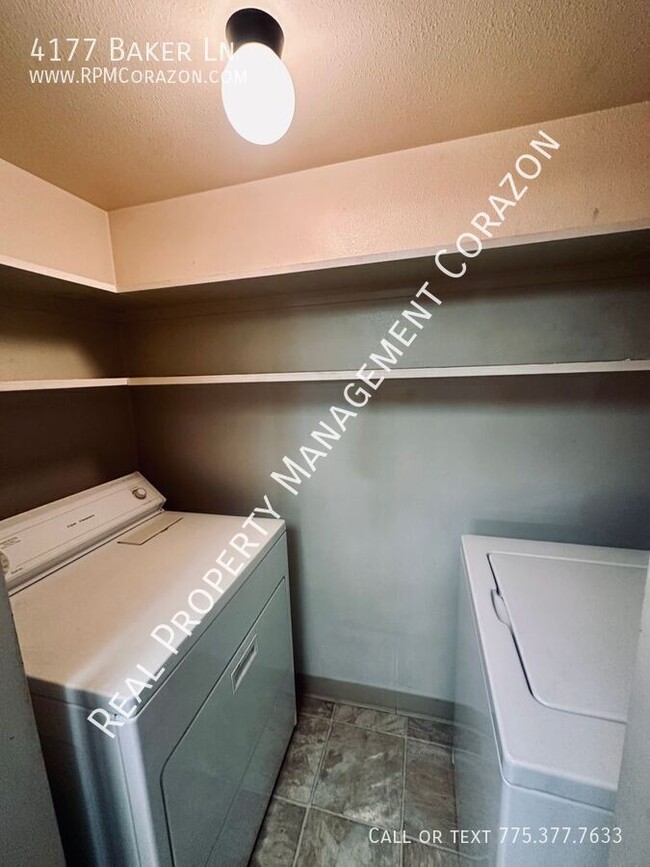 Building Photo - Spacious 2 bedroom apartment w/ A/C, washe...