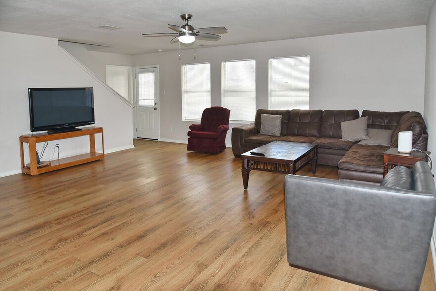 Building Photo - 1106 Mossy Branch St