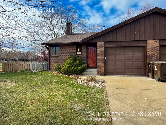 Building Photo - Fully remodeled townhome for rent!