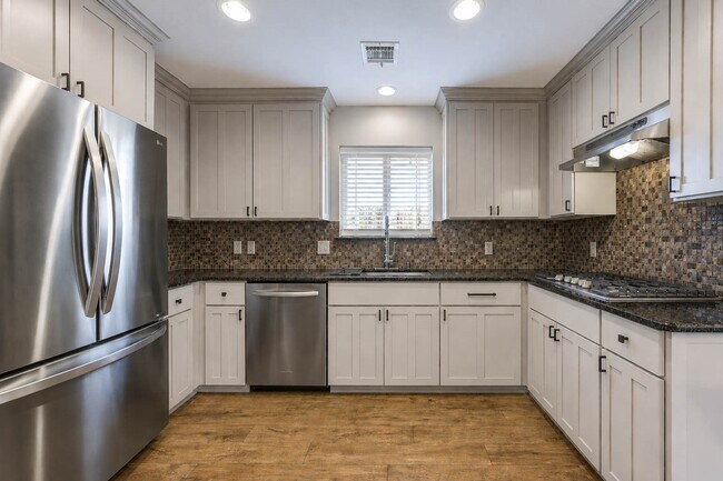 Building Photo - 614 Bendwood Dr