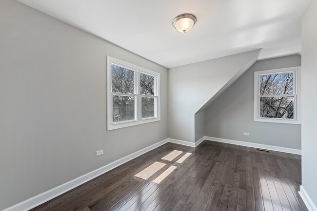 Building Photo - 1733 N Artesian Ave