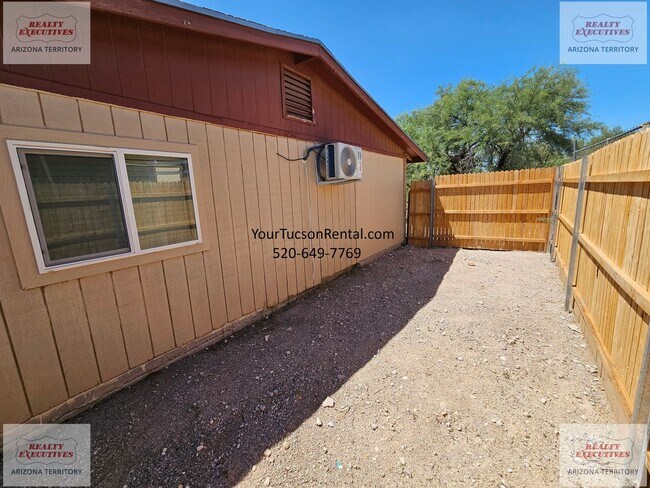 Building Photo - 2940 W Calle Canario