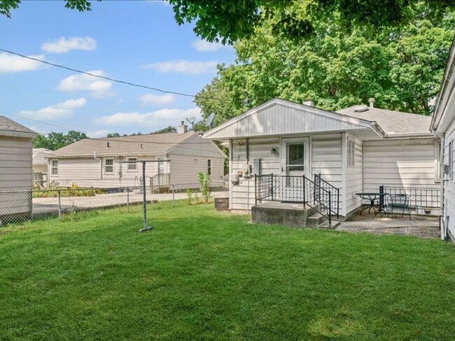 Building Photo - Spacious 3-Bedroom Home with Oversized Garage Space!