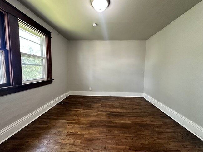 Building Photo - Four Bedroom House Available in Battle Creek!