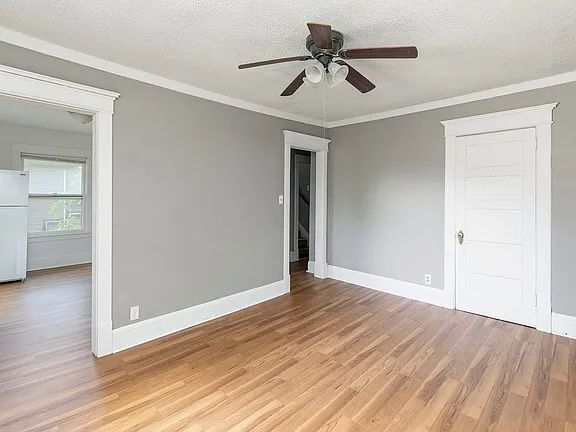 Building Photo - "Charming 2-Bedroom Gem with Ample Space on Cottage Grove Avenue!"