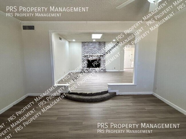 Building Photo - 711 N Oracle Cir