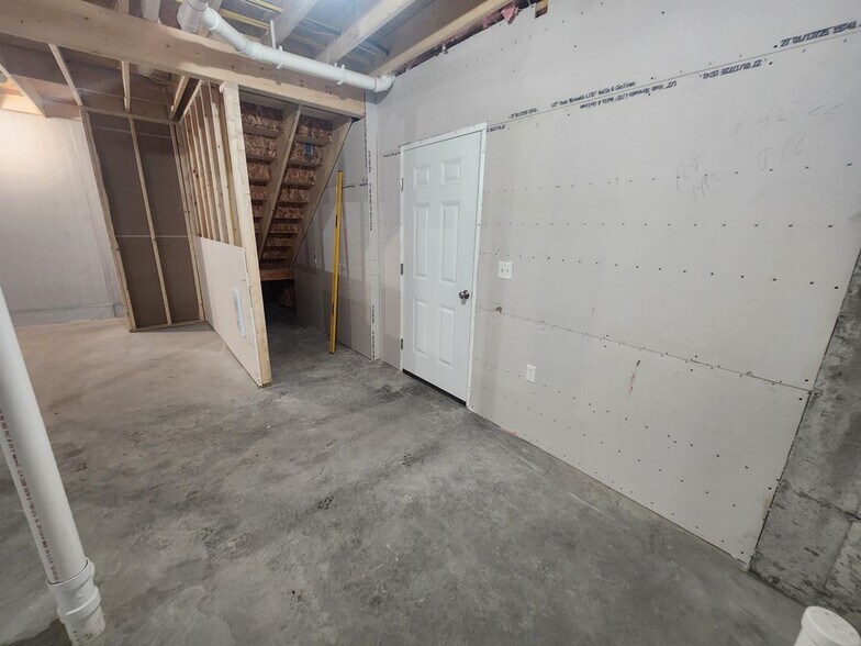 Building Photo - 82 Ivan Dr