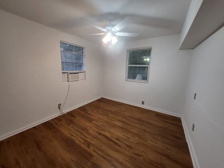 Building Photo - 1460 W 5th St