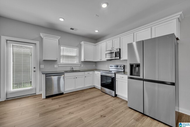 Building Photo - 559 Troubadour Ln