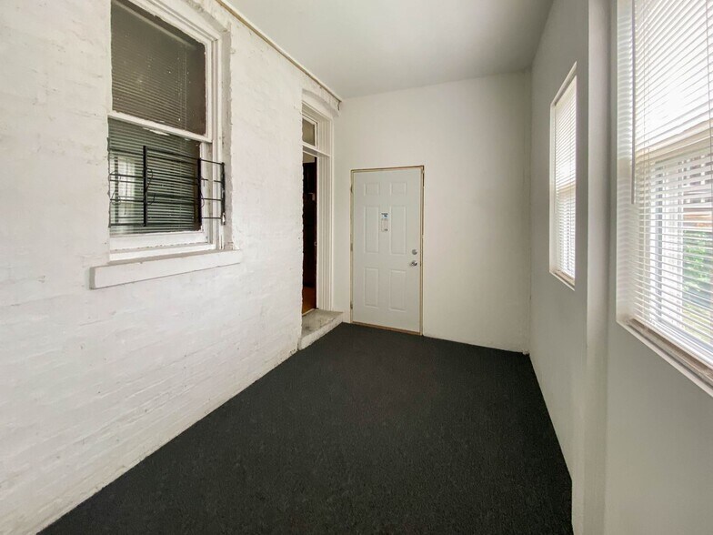 Building Photo - 3639 N Paulina St
