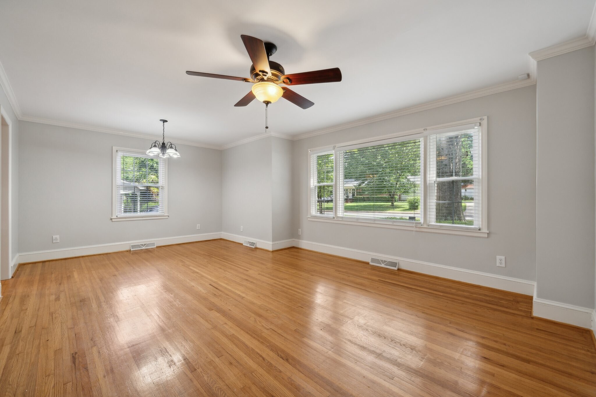 Lots of natural light from the picture window - 1818 Woodland Dr