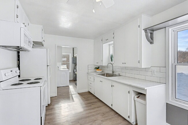 Building Photo - Completely Updated 3 Bedroom Home -  $1600/Month