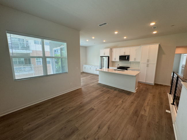 Building Photo - Luxurious 3 Bedroom 2 Bathroom Townhome in...