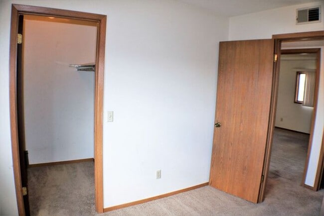 Building Photo - $1100 | 2 Bedroom, 1 Bathroom Condo | Cat ...