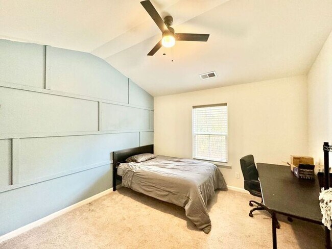 Building Photo - 1/2 off 1st and 2nd month rent - Pristine ...