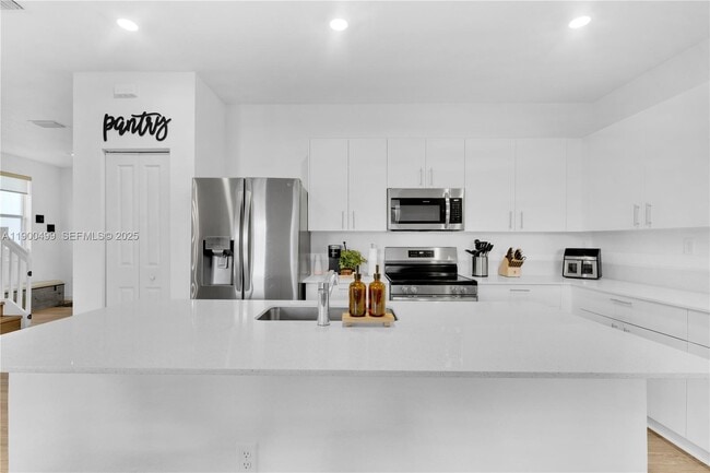 Building Photo - 2444 SE 24th Ave