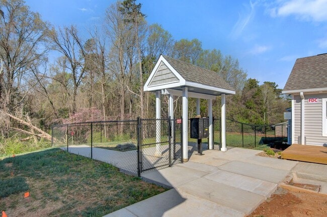 Building Photo - Modern 2-Bed, 2-Bath Single-Level Townhome in Conover – Pet-Friendly Community!