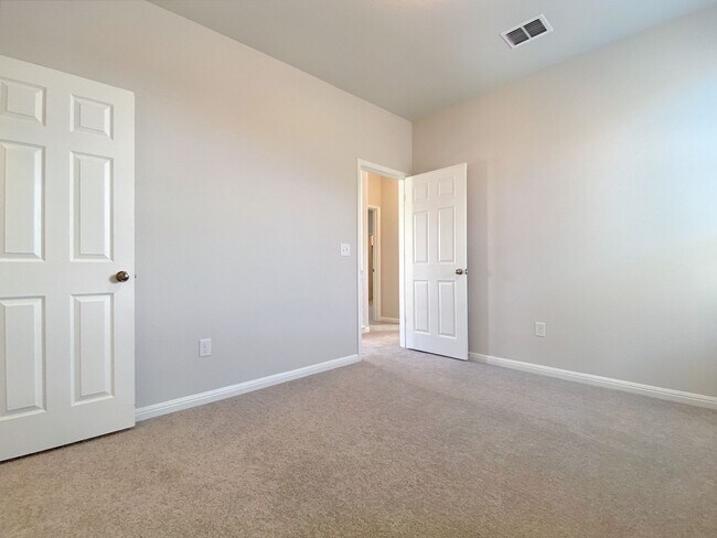 Building Photo - Beautiful and Spacious 4/BR 3.5/BA Modern ...