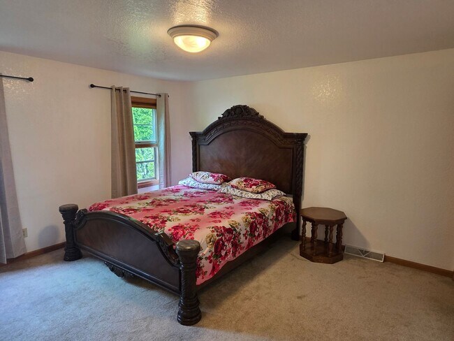 Building Photo - Updated 4 bedroom Greenfield ranch home
