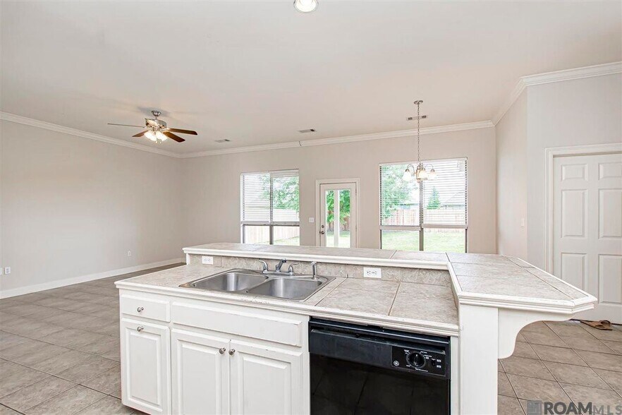 Building Photo - 9015 Westlake Ave