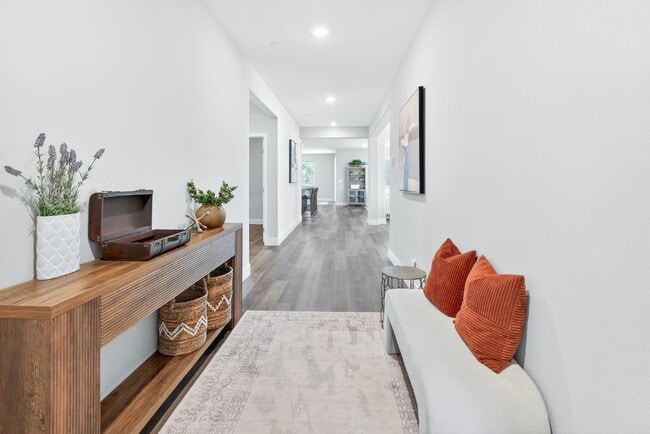 Building Photo - 1024 Saker Falcon Dr