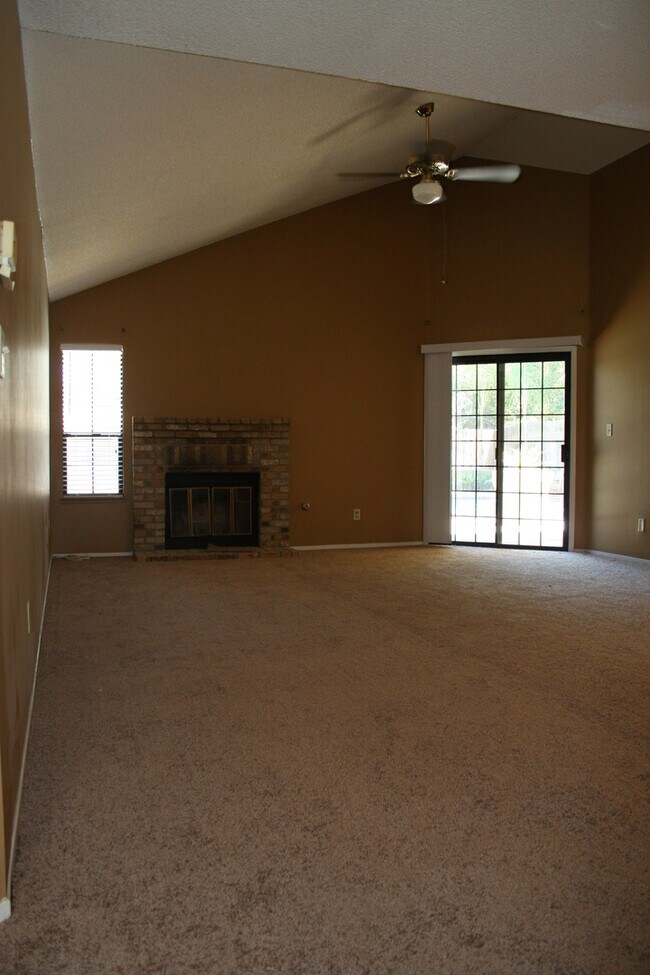 Building Photo - 13004 Hillary Way
